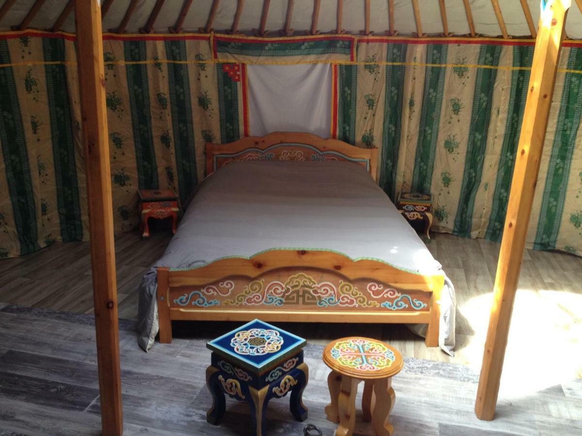 Yourte Mongole Du Centre Unisvers Peyrat-le-Chateau Bagian luar foto